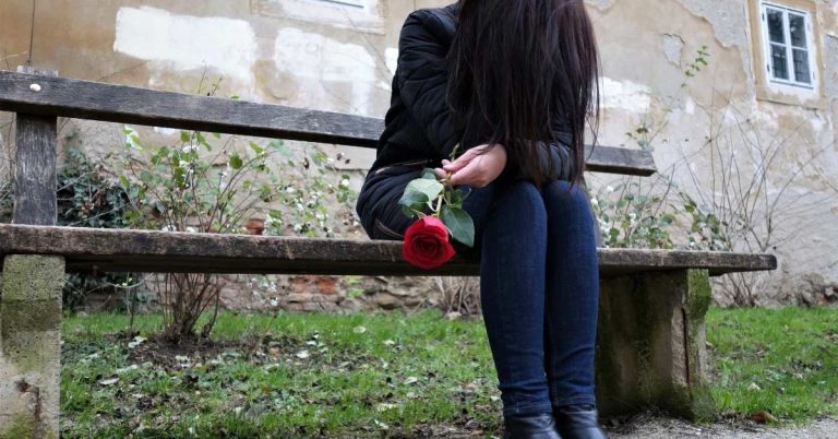 Attitude Shayari in Hindi – Powerful Lines That Reflect Confidence and Self-Respect